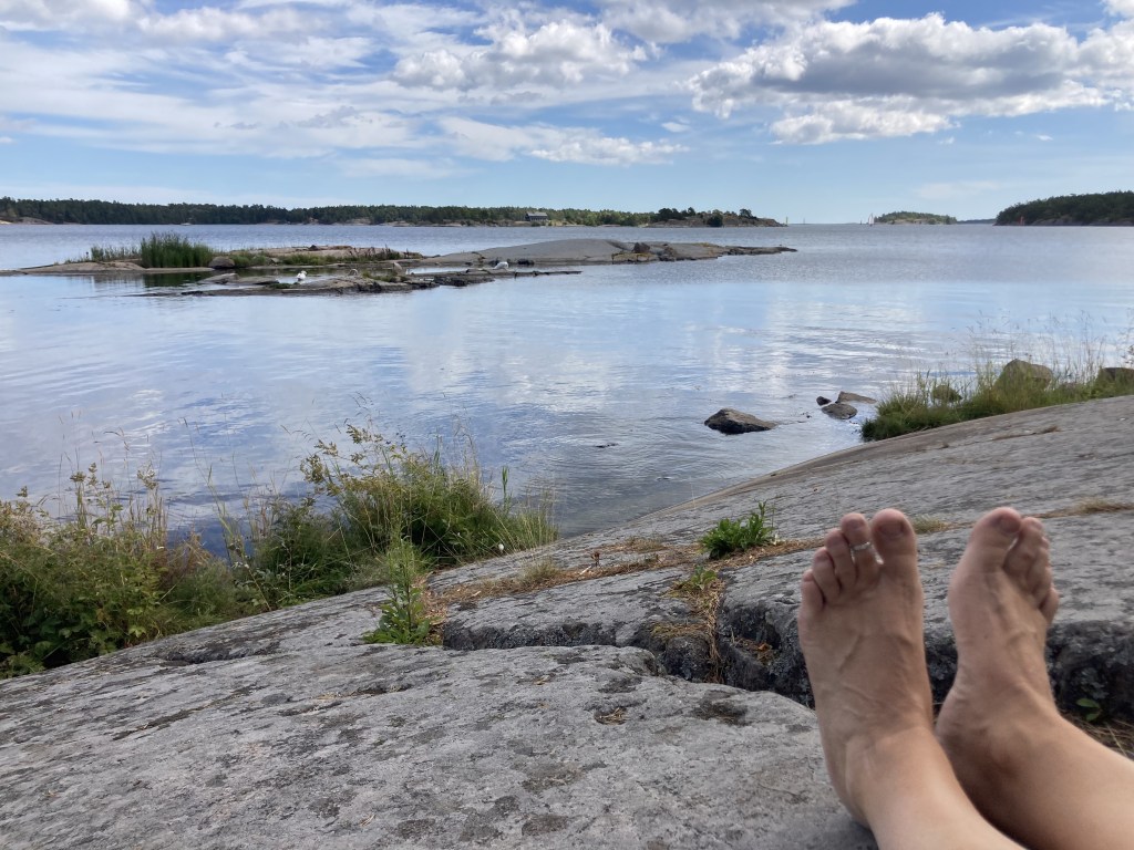 två fötter på klippor vid havet